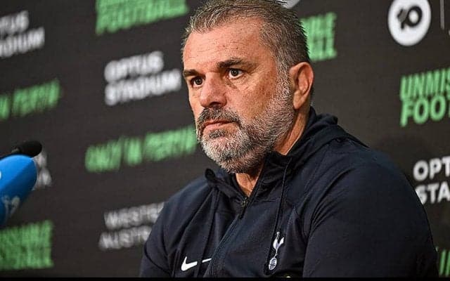 ポステコグルー監督、ケインの“バイエルンユニ”持参で会見出席のドイツ人記者に不快感
