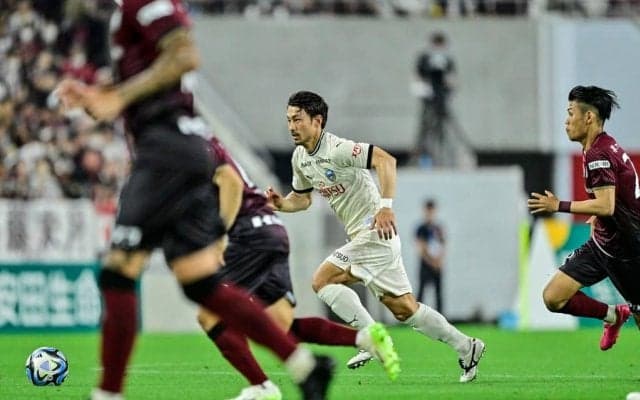 「びっくりした」「工夫してる」J1川崎が神戸戦の飲水タイムで「画期的な熱中症対策」導入！ Jリーグ公式も「熱中症予防としてご参考にしてください」と推奨した光景