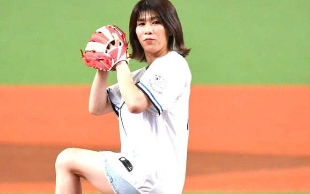 “霊長類最強女子”吉田沙保里さんが始球式　豪快足上げからワンバン「ちょっと心残り」