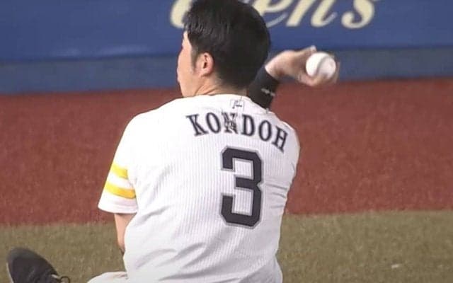 猛ダッシュから地面激突「これ捕るのか」　恐れなしの驚愕ダイブ「受け身もとれない」