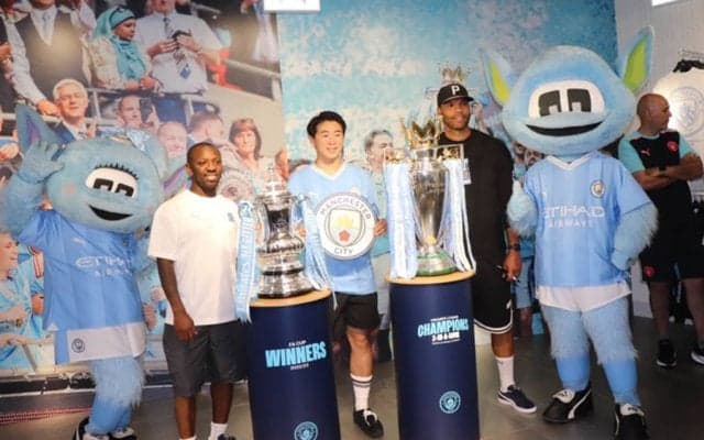 マンチェスター・シティがトロフィー披露「日本のファンに感謝」 クラブOBは「ナカムラは印象深い」と天才レフティを回顧