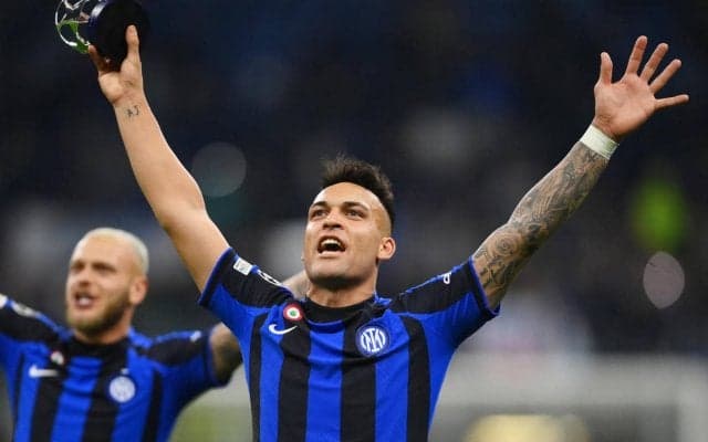 インテルの選手が日本到着！ラウタロが空港出待ちのファンに怒涛の連続サイン