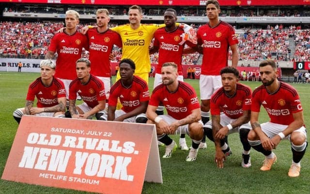 20年ぶりにストライプが復活！マンチェスター・ユナイテッドが新アウェイユニフォームを発表もファンは嘆き「ごちゃごちゃしている」