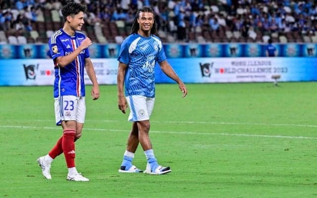 「体がやべぇ」「惚れるわ」マンC選手のプールでの「驚きの筋肉質ボディ」が「無言で保存した」と大反響！「ポセイドンだったのか」と宮市亮と旧交選手の上半身に視線集中