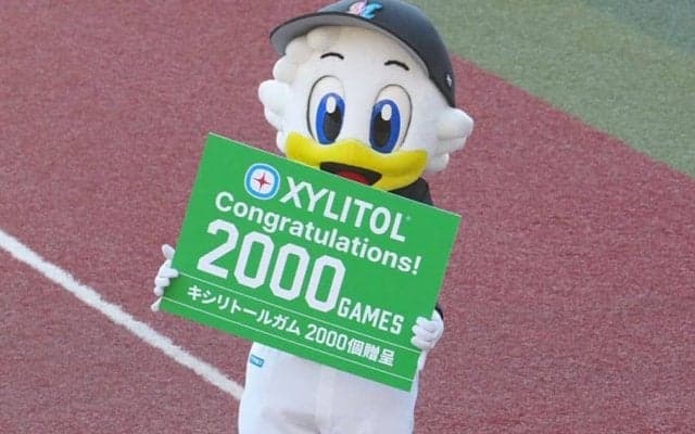 見慣れぬ“無表情”フェイスが「なんともシュール」　初代マスコット登場に選手も騒然