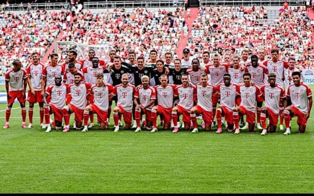 バイエルンの新アウェイユニフォームが日本だけで先行公開！黒をベースに地球儀をイメージ、川崎F戦で選手たちが着用