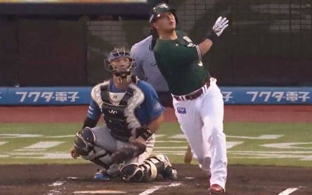 リーグ独走の豪快アーチに「エッぐぅ」　舞い上がる弾道…確信歩きが「かっこよすぎ」