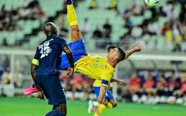 世界的女優の観戦姿を撮った！ PSG対アル・ナスルの試合で「フォロワー3億人女優」が35万円席でプライベート観戦！ 関係者に囲まれての観客席の光景