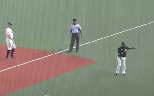 ボールボーイの仕事“強奪”「上手すぎて衝撃」　棒立ちの50歳は「ふつー素手で補らない」