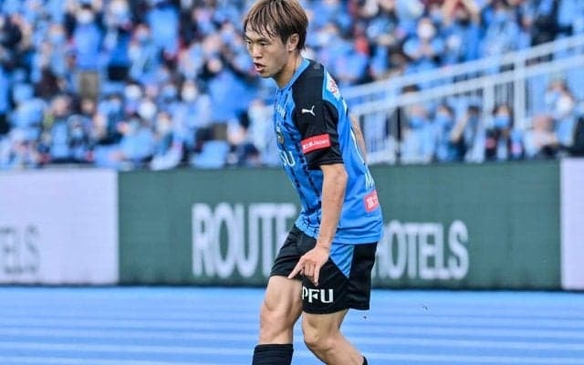 「ほんとにマナブくんだ!!」元J1川崎の齋藤学が地元のソウルフードとコラボ！ お笑い芸人もしれっと登場して「一般人に見えるアルピー酒井の溶け込み具合」「情報量が多すぎて理解出来てない」などの声が上がる