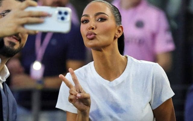 顔が小さい…有名セレブモデルがPSG vsアル・ナスルを観戦！息子にはネイマールからユニフォームのプレゼントも