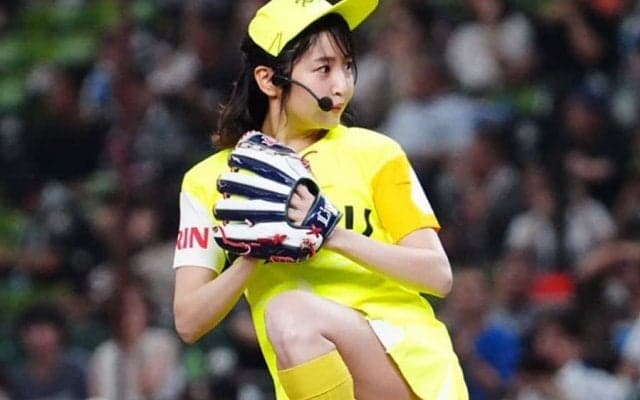 “売り子衣装”で元アイドルが華麗な投球　ミニスカからの美フォームに場内拍手
