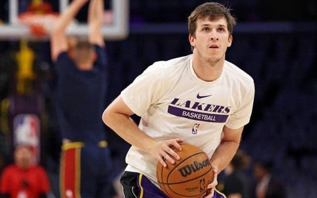 レイカーズと再契約したオースティン・リーブス…他チームがオファーしなかったワケ