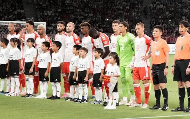 来日中のバイエルンが黒基調の今季アウェイユニを正式発表！撮影場所は日本のB級グルメ集結地か!?