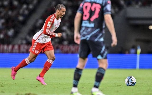 「スピードと変化が凄すぎ」バイエルンMFサネの国立競技場のバー直撃FKに「古巣相手にエグいFK」「レベルちゃうわ」と絶賛の声！ シティの壁の動きも話題に