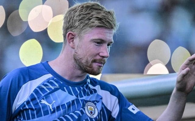 「どんなツイートw」Jリーグ公式が公開したマンC選手の「謎に満ちた行動」にファン驚き！「冷えピタ代わり？」と日本の猛暑対策を指摘する声も