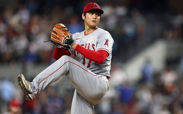 【MLB】大谷翔平、打者走者と衝突のアクシデント　右腕を痛がる仕草も投球続行…敵地も騒然