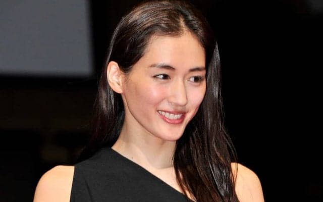 「綾瀬はるか…羨ましすぎます」播戸竜二氏と坪井慶介氏が女優・綾瀬はるかとの「豪華ショット」公開！「なんだろう…全く違和感がありません」と衣装にも注目の声