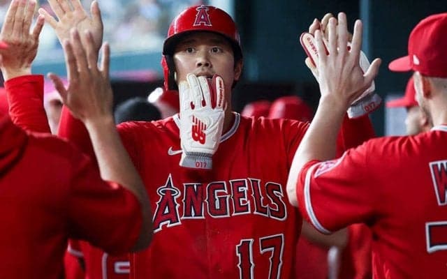 【MLB】大谷翔平、2打席連発直後にけいれんで途中交代　腰を気にする仕草…第1試合は完封