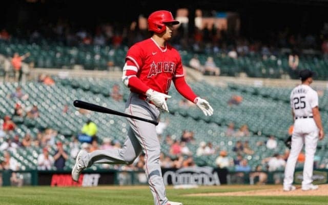 【MLB】大谷翔平、途中交代に公式「痙攣のため」と説明　2打席連続38号直後に左脇腹を気にする素振り