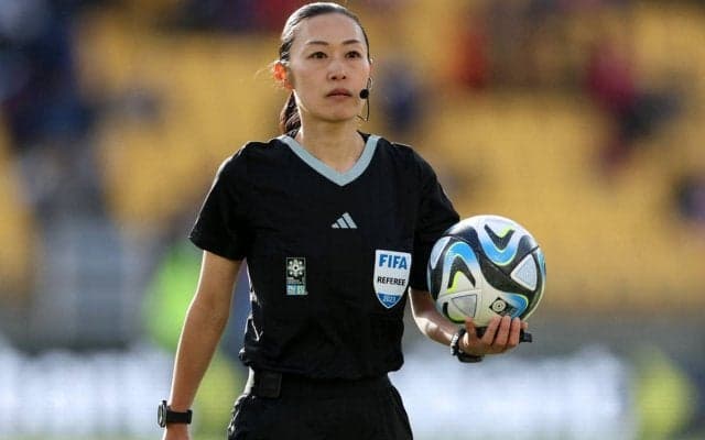 すでに2試合主審を務めた山下良美主審がドイツvsコロンビアの第4審にアテンド