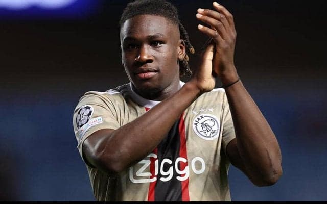 フルアム、35億円でアヤックスDFバッシーを獲得