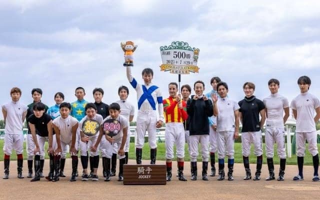 横山武史騎手がJRA通算500勝達成！ 「もっともっと勝てるように頑張ります」