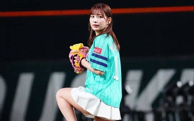 “美しすぎるラウンドガール”がミニスカ豪快投球　視線くぎ付けも「記憶にない」