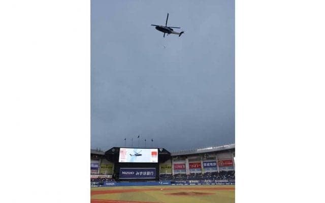 ZOZOマリンにヘリコプターが飛来…始球式球を投下　ロッテが8月10日オリ戦で実施