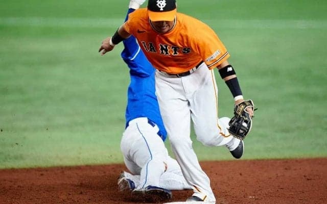 無人のベースへ強烈送球→背後から突如出現　併殺奪った“美技”が「速くて見えない」
