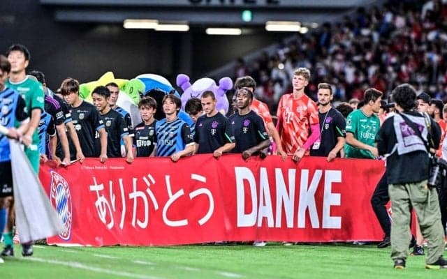 「何やらせてんだよｗ」J1川崎スタッフによるバイエルン選手への「連続無茶ぶり写真」が話題に！ 川崎の縁起物にあやかる姿に「この文化大切にしてもらいたいなあ...」の声