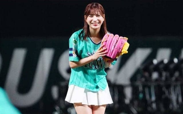 片足立ちで際立つスタイル…“美しすぎる”ミニスカ始球式にファン虜「めっちゃ可愛い」