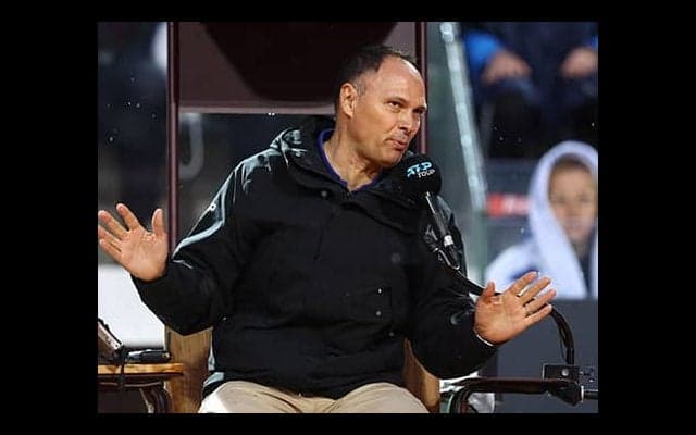  珍事 主審が試合中に負傷し治療 