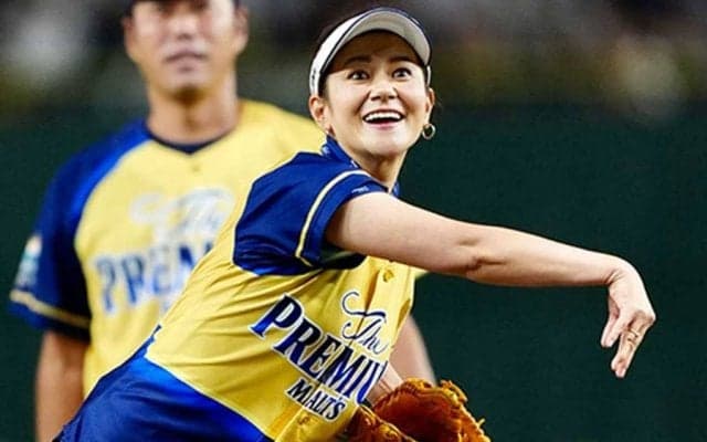 宮里藍さんが“美フォーム”始球式　超豪華メンバーに見守られ…さすがの一投