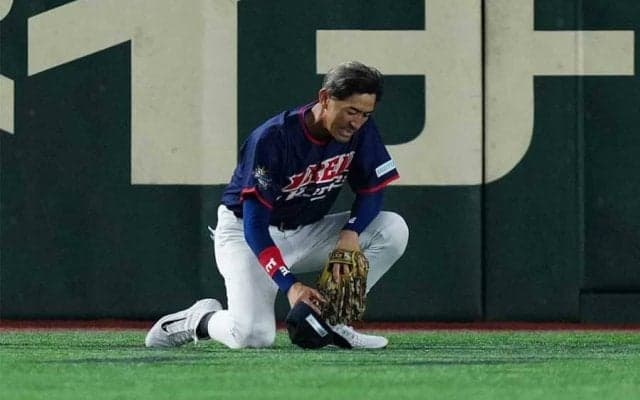 GG佐藤まさかの落球に東京D騒然＆爆笑　グラブ当てるも…転倒で失策→交代