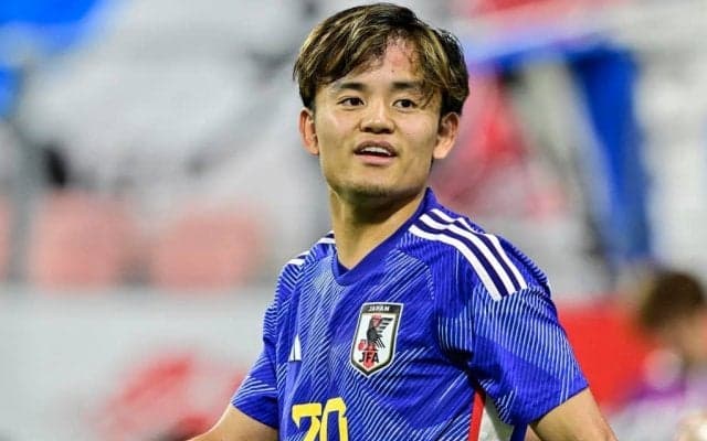 「タケキャプテンマーク巻かれてる」ソシエダMF久保建英の新シーズン用撮影での“左腕”にファン大注目！「白い板はペナントのつもりなんかな？」の声
