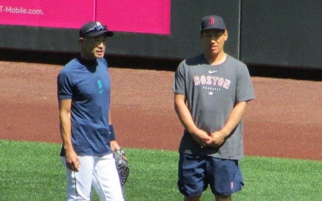 【MLB】吉田正尚、イチロー氏に緊張の面持ち　駆け寄り両手でガッチリ握手…約5分間談笑