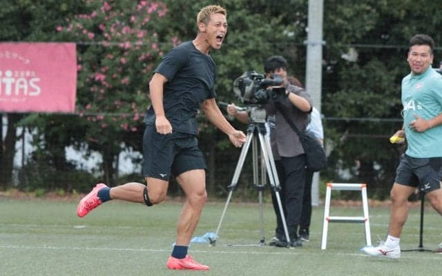 「ヨーロッパは考えていない」9月には所属先を探したい本田圭佑、「敵はこのヒザ」と語るもピッチで輝くことを誓う「どこかの1部リーグで点を取る」