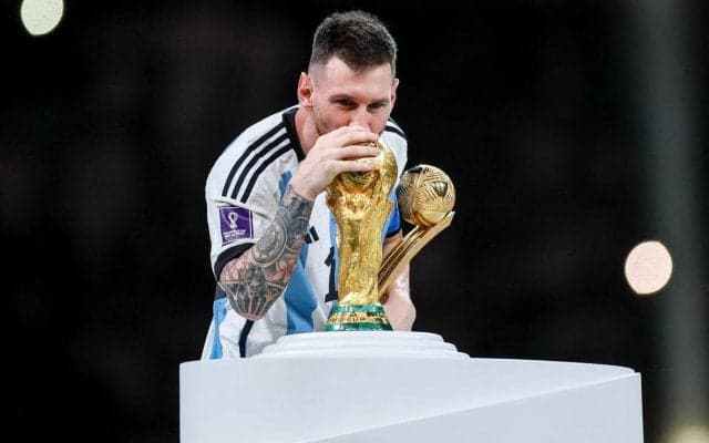 「復刻してくれ！」メッシが懐かしのアルゼンチン代表ユニを着用！マラドーナ氏が代表最後のゴールを決めた時のモデル「伝説のジャージだ！」