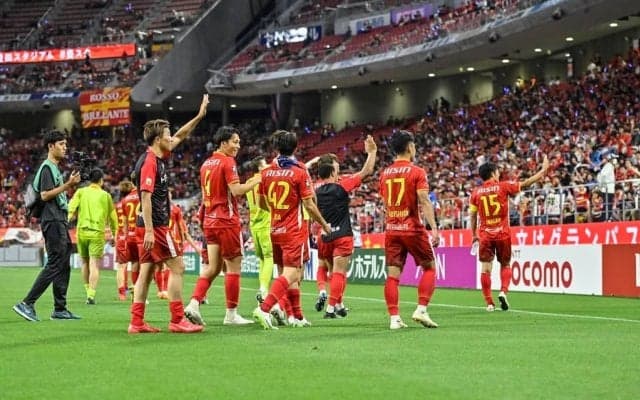 「どーゆー関係？」「まさかの繋がり」名古屋の快足ストライカーと福岡のセットアッパーの“異色2ショット”公開！「ホークス×グランパス 神とさせてください」の声