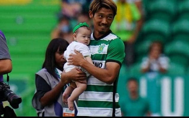 守田英正が家族写真を投稿も、ファンは真っ黒に日焼けした守田に驚き隠せず「焼けすぎじゃない？」「なんて黒いの」