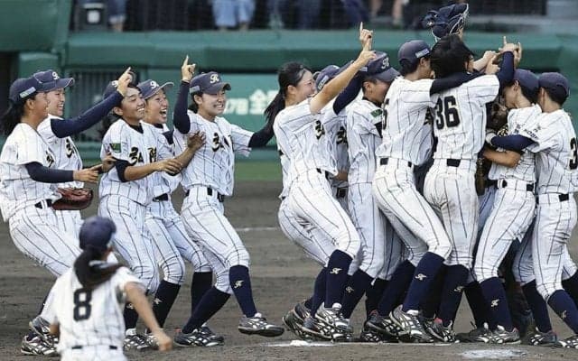 「見返してやろう」”最弱世代”の下剋上　女子高校野球初の3冠を支えた強い意志
