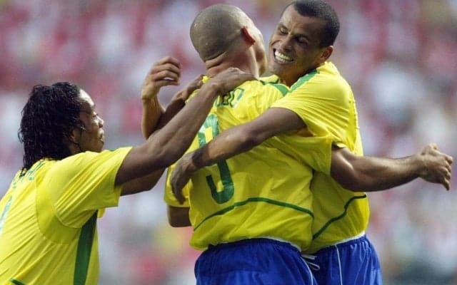 「私のアイドル大集結！」ブラジル代表の伝説と未来が集まった“奇跡の1枚”に歓喜の声「日韓W杯を思い出す」