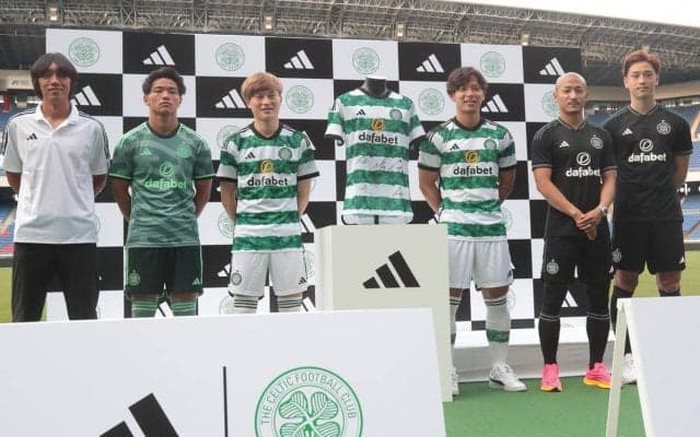 古橋もお茶目にポージング！セルティックが契約延長した日本人選手2人もモデルに新トレーニングウェアを発表