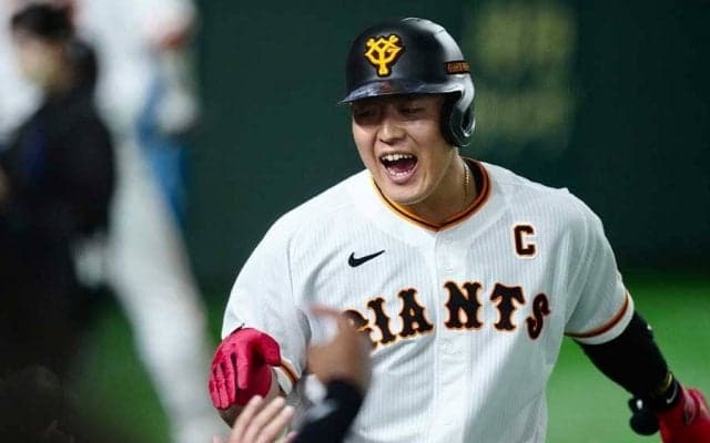 ドッシリ構えて強振　体勢崩れぬ岡本和の衝撃スイングは「下半身の強さヤバい」