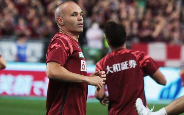 「2人を見れるなんて」「美しいショット」バルサでトレーニング中のイニエスタが盟友と再会！ バルサ＆神戸ファンも反応「素晴らしい！」