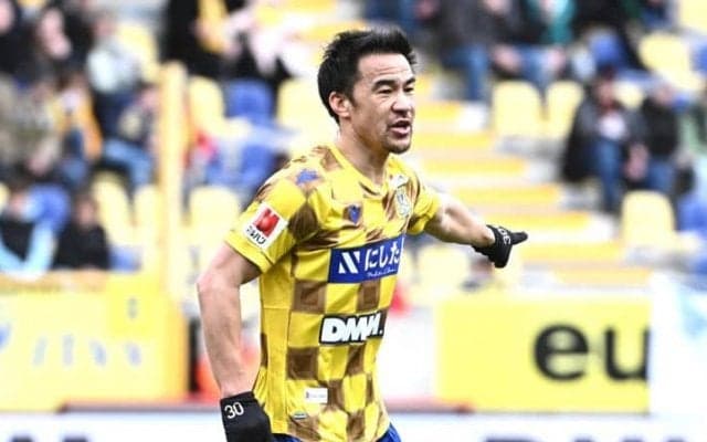 岡崎慎司が語る、インサイドハーフで見た新しい景色。「30試合出場、わずか1得点」は正しい評価なのか？