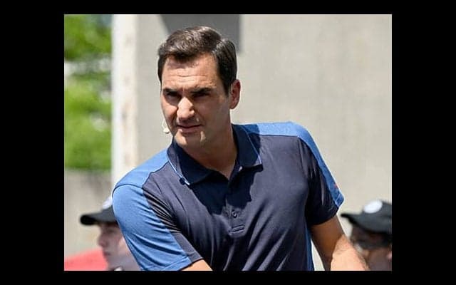  フェデラー 両手バックハンド披露 