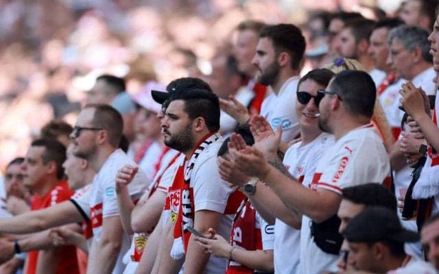 「間違っている！」シュツットガルトがアウェイユニを発表も、スポーツ賭博事業者の新スポンサーに嘆きの声「購入をボイコットする」