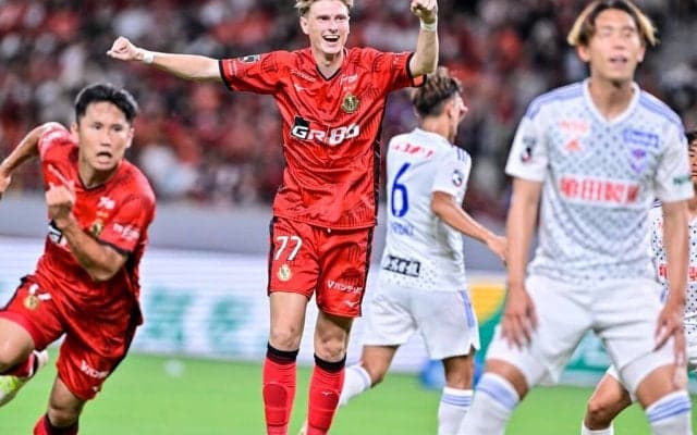 「まさか馬に乗ってくるとは」松平健が名古屋＆新潟の選手を出迎えに白馬に乗って国立ピッチレベルに登場！「サッカーを観に来たのか時代劇を観に来たのか、混乱を招く」の声